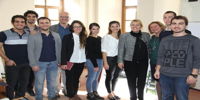 İEÜ ÖĞRENCİLERİ BAŞKAN UYAR’A PROJE SUNDULAR