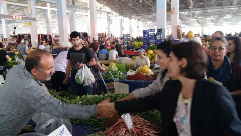 HDP İZMİR MİLLETVEKİLİ ADAYLARI, HALKLA BULUŞMAK İÇİN PAZARYERLERİNİ ZİYARET EDİYOR