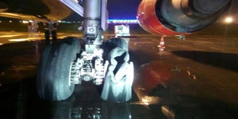 ATATÜRK HAVALİMANI'INDA UÇAĞIN MOTORU PATLADI