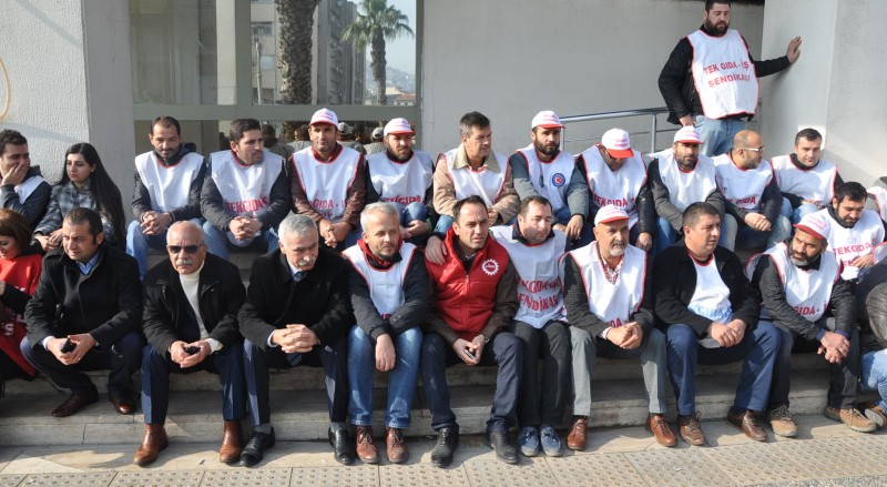 İŞÇİLERDEN İZMİR BÜYÜKŞEHİR ÖNÜNDE OTURMA EYLEMİ!