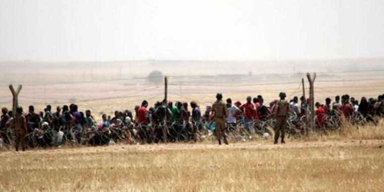 15 BİN TÜRKMEN AKÇAKALE SINIR KAPISI'NA YÜRÜYOR