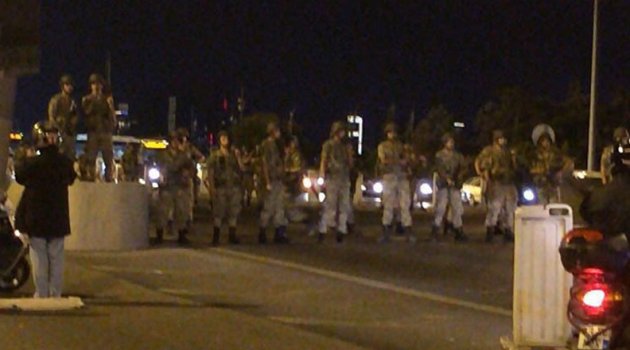 İstanbul Beylerbeyi Sarayı Cumhurbaşkanlığı Sarayı önünde askerler trafiği keserek bölgedeki polislerin silahlarına ve araçlarına el koydu.