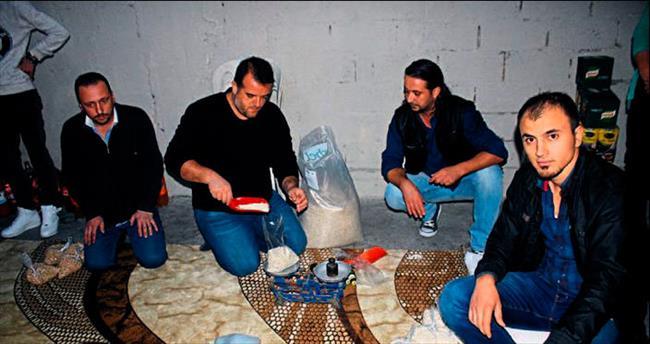 İYİLİK YAPIP DENİZE ATIYORLAR!