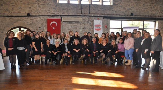 İZİKAD GENÇLERİ DESTEKLİYOR