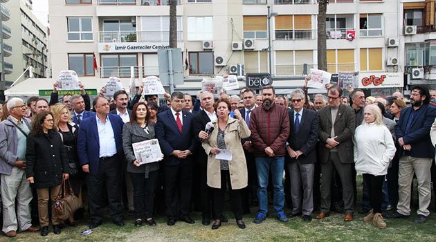 İzmir, Cumhuriyet'e Destek İçin Toplandı