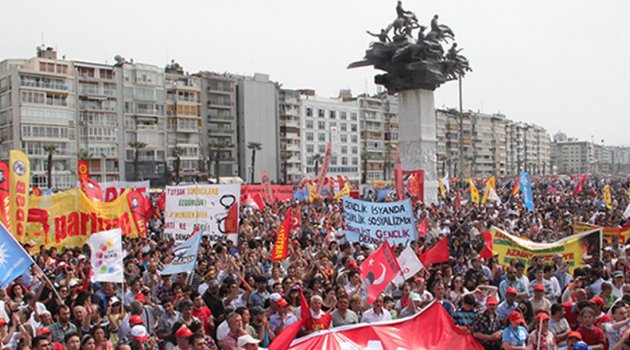 İzmir’de Polis 1 Mayıs Afişlerini Önce Topladı Sonra Geri Verdi
