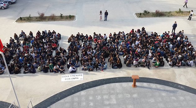 İzmir Fen Öğrencileri: Öğretmenime Dokunma