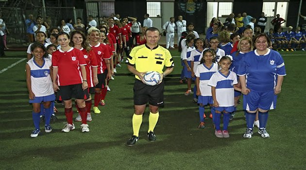 İzmir’in Kadınları Şampiyon’a Destek İçin Sahaya Çıktı