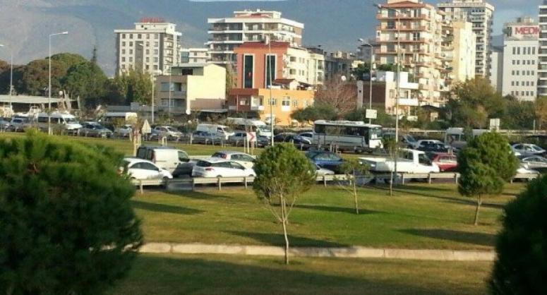 İKİ AYRI KAZA İZMİR TRAFİĞİNİ FELÇ ETTİ