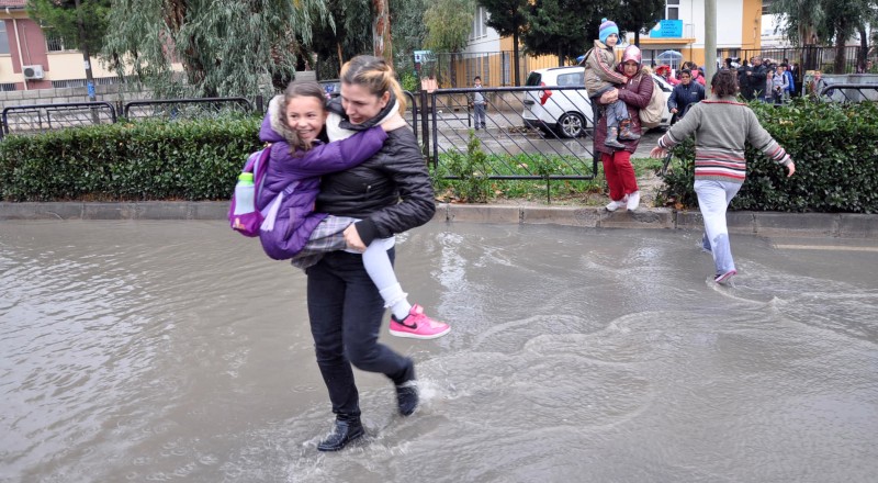 İZMİR'DE SAĞANAK YAĞIŞ HAYATI OLUMSUZ ETKİLEDİ