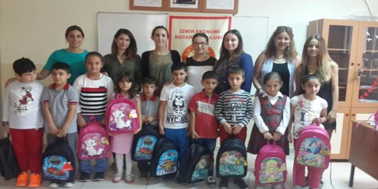 İZMİR EKONOMİ ROTARACT KULÜBÜ’NDEN ÇOCUKLARI SEVİNDİREN KIRTASİYE YARDIMI