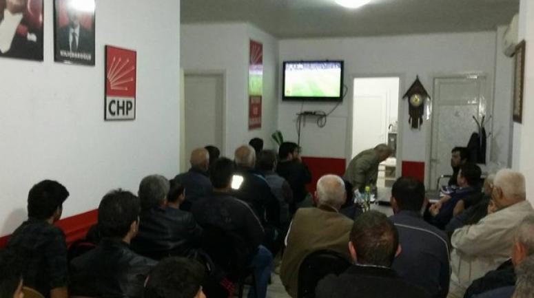İZMİR'DE CHP İLÇE BİNASINDA MAÇ KEYFİ
