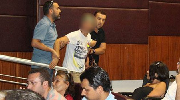 İzmir'de CHP Toplantısını "Alkolik" Kadın Bastı