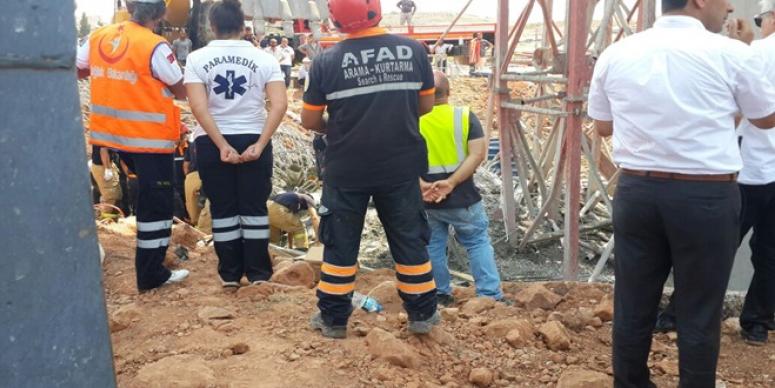 İZMİR'DE GÖÇÜK! BETON YIĞINI ALTINDA İŞÇİLER KALDI