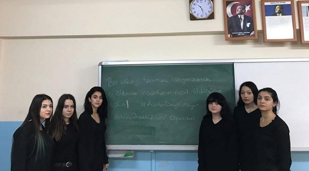 İzmir'de Öğrenciler Aladağ’da Can Veren Arkadaşları İçin Siyah Giydi.