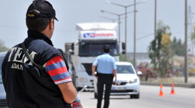 İzmir'de Silah Dolu Araç Yakalandı