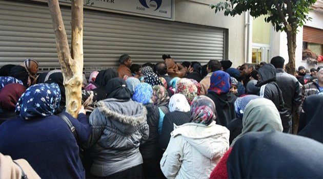 İzmir'de Yardım Dağıtımında İzdiham Çıktı