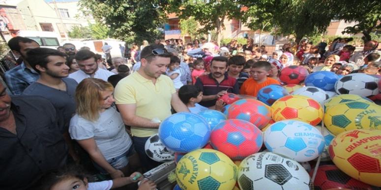 KARABAĞLARLIÇOCUKLARIN YÜZÜNÜ GÜLDÜRDÜLER