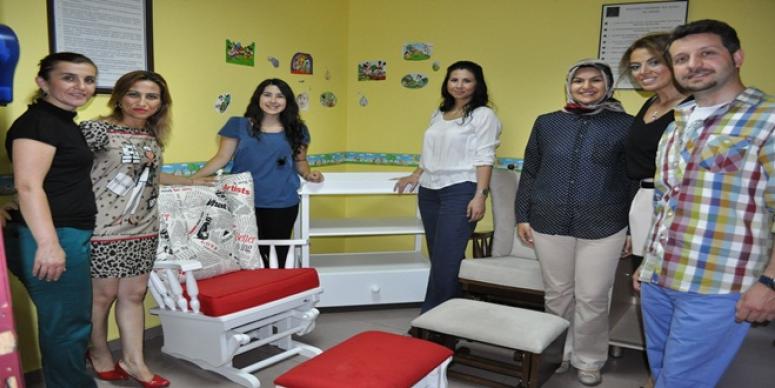 İZMİR ÜNİVERSİTESİ ÖĞRENCİLERİNDEN HASTANEYE EMZİRME ODASI HEDİYESİ