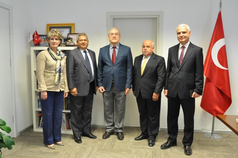 İZMİR ÜNİVERSİTESİ VE ESBAŞ’TAN ÜNİVERSİTE-SANAYİ İŞBİRLİĞİ İÇİN ÖNEMLİ ANLAŞMA