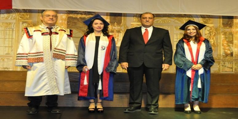 OĞLUNA DESTEK OLMAK İÇİN BAŞLADIĞI ÜNİVERSİTEDEN BİRİNCİLİKLE MEZUN OLDU