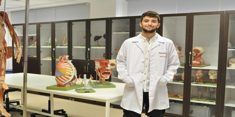 TIP FAKÜLTESİ’NDE OKUMA HAYALİ İZMİR ÜNİVERSİTESİ’NDE GERÇEK OLDU