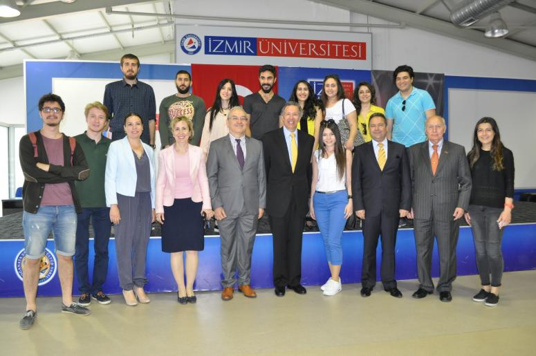 KOLOMBİYA BÜYÜKELÇİSİ FERNANDO PANESSO İZMİR ÜNİVERSİTESİ’Nİ ZİYARET ETTİ