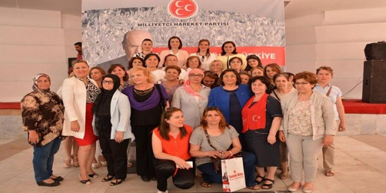 İZMİRLİ KADINLARDAN MHP’YE BÜYÜK İLGİ