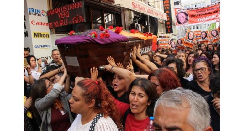 KADINLARIN SIRTINDA SON YOLCULUĞUNA UĞURLANDI!