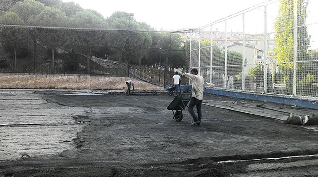 Karabağlar’da Halı Sahalar Yenileniyor