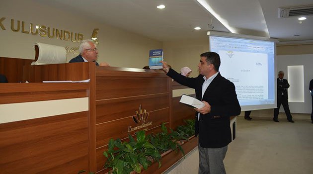 Karabağlar Meclisinde Sözlüklü Protesto