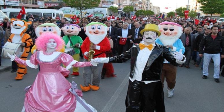 GAZİEMİR SOKAKLARINDA KARNAVAL HAVASI