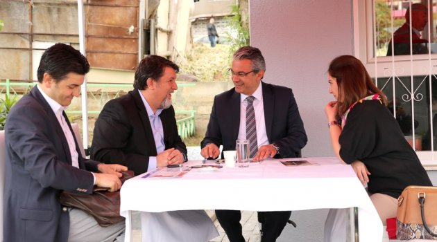 Karşıyaka sokaklarında seyyar makam odası dönemi