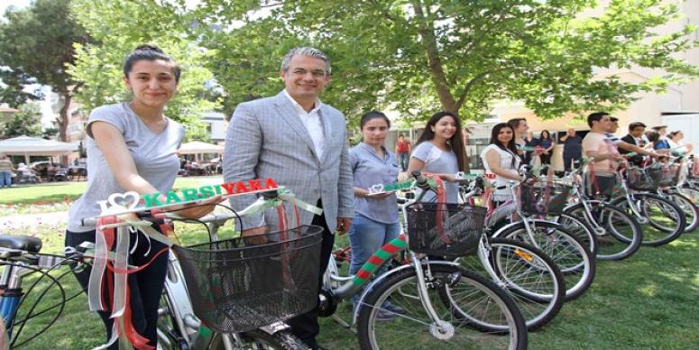 KARŞIYAKA'DA KARNE HEDİYESİ BİSİKLET