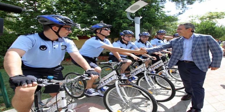 SOKAKLAR ONLARA EMANET