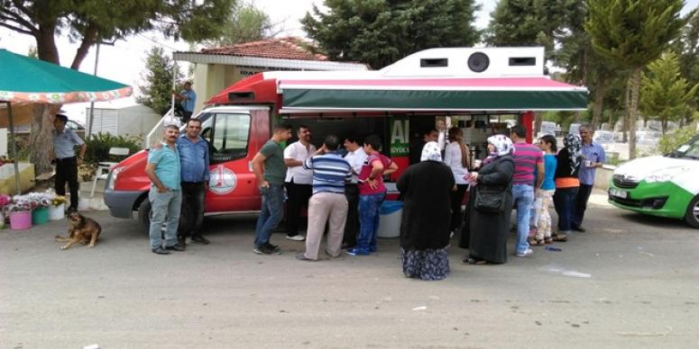 KARŞIYAKA’DA MEZARLIKLAR ÇIÇEKLERLE DONATILDI