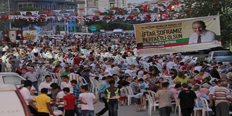 KARŞIYAKA’DA 5 BİN KİŞİLİK İFTAR YEMEĞİ