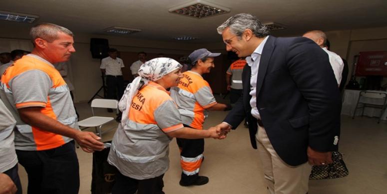 KARŞIYAKA'DA DOLU DOLU BAYRAM NEŞESİ 2 BİN ÇALIŞANLA TEK TEK TOKALAŞTI