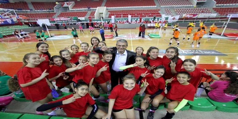 KARŞIYAKA’DA SPORA DEV YATIRIM