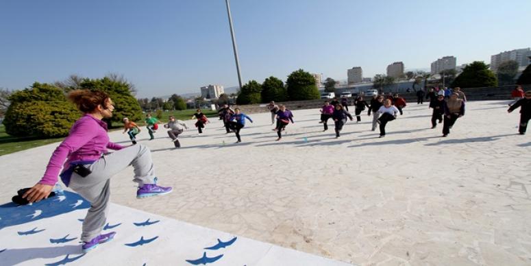 KARŞIYAKA'DA SABAH SPORU ÇOK SEVILDI