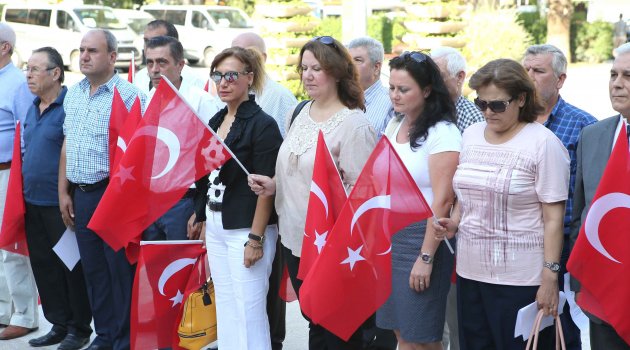 Karşıyakalı muhtarlar darbeye karşı