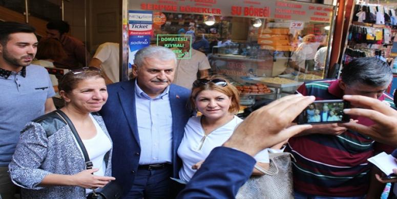 BİR GECEDE ÜÇ FARKLI SALONDA ÜÇ AYRI KALABALIĞA SESLENDİ