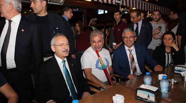Kılıçdaroğlu Akşam Kahvesini Karşıyakalılarla İçti