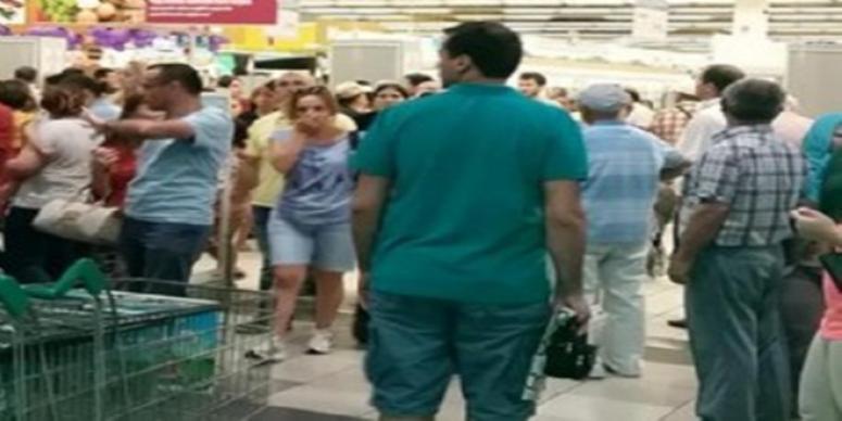 İZMİR'DE SAĞANAK NEDENİYLE AVM'NİN TAVANI ÇÖKTÜ: YARALILAR VAR...