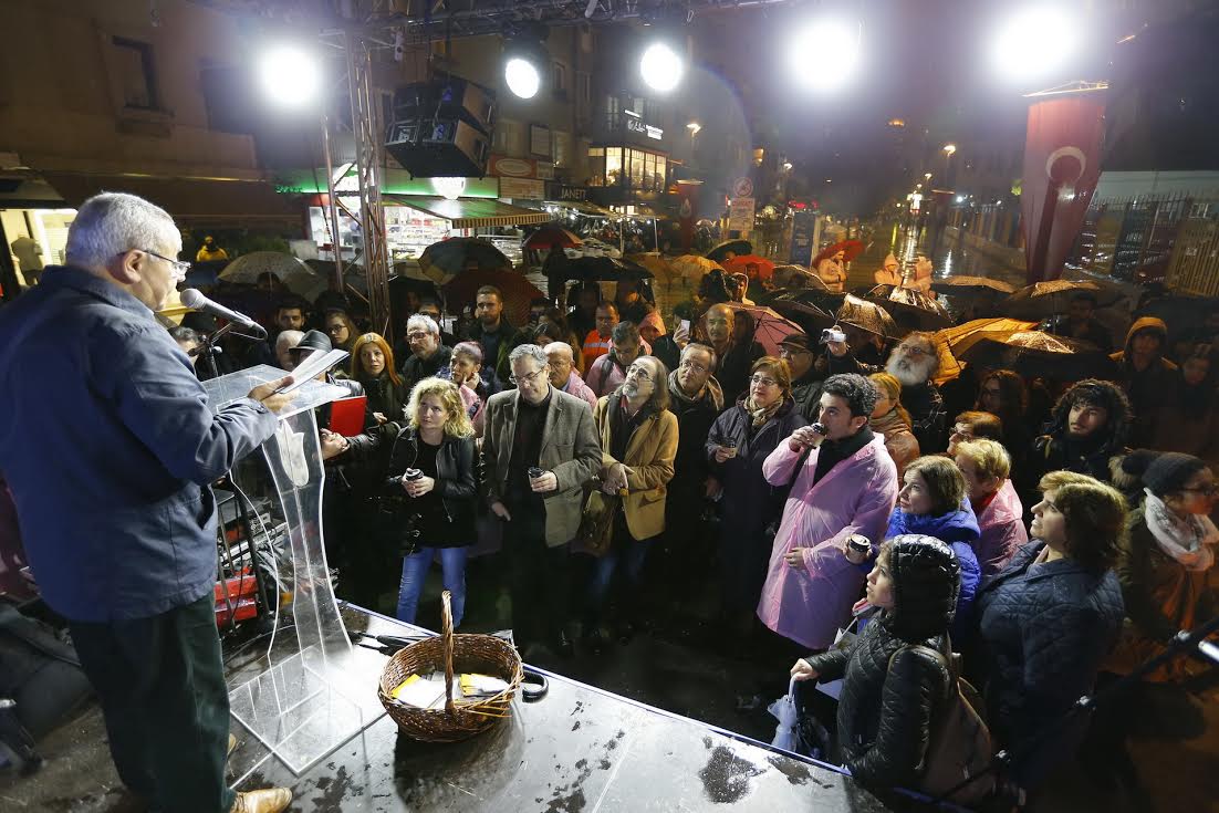 Yağmur altında şiir ziyafeti