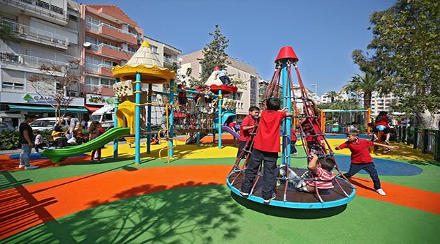 Konak'ta Parklar Renkleniyor