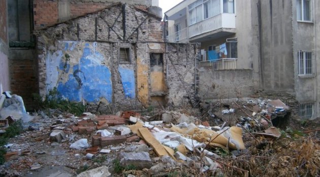 Konak'ta Tarihi Binalar Çöplüğe Döndü
