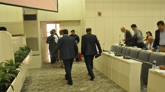 Konak'ta terör tartışması: AK Parti salonu terketti!