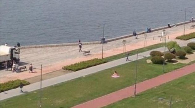 Kordon'da güneşlenen kadının fotoğrafını paylaştı, eşinden yorum gecikmedi