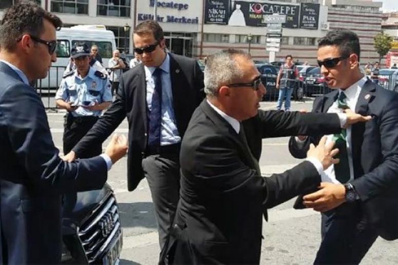 Davutoğlu'nun korumaları Kılıçdaroğlu'nun aracını engelledi, arbede çıktı